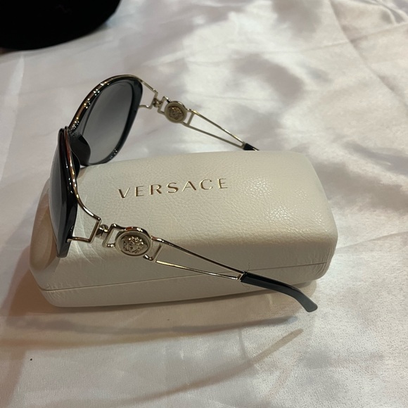 Versace sunglasses. - Picture 7 of 8